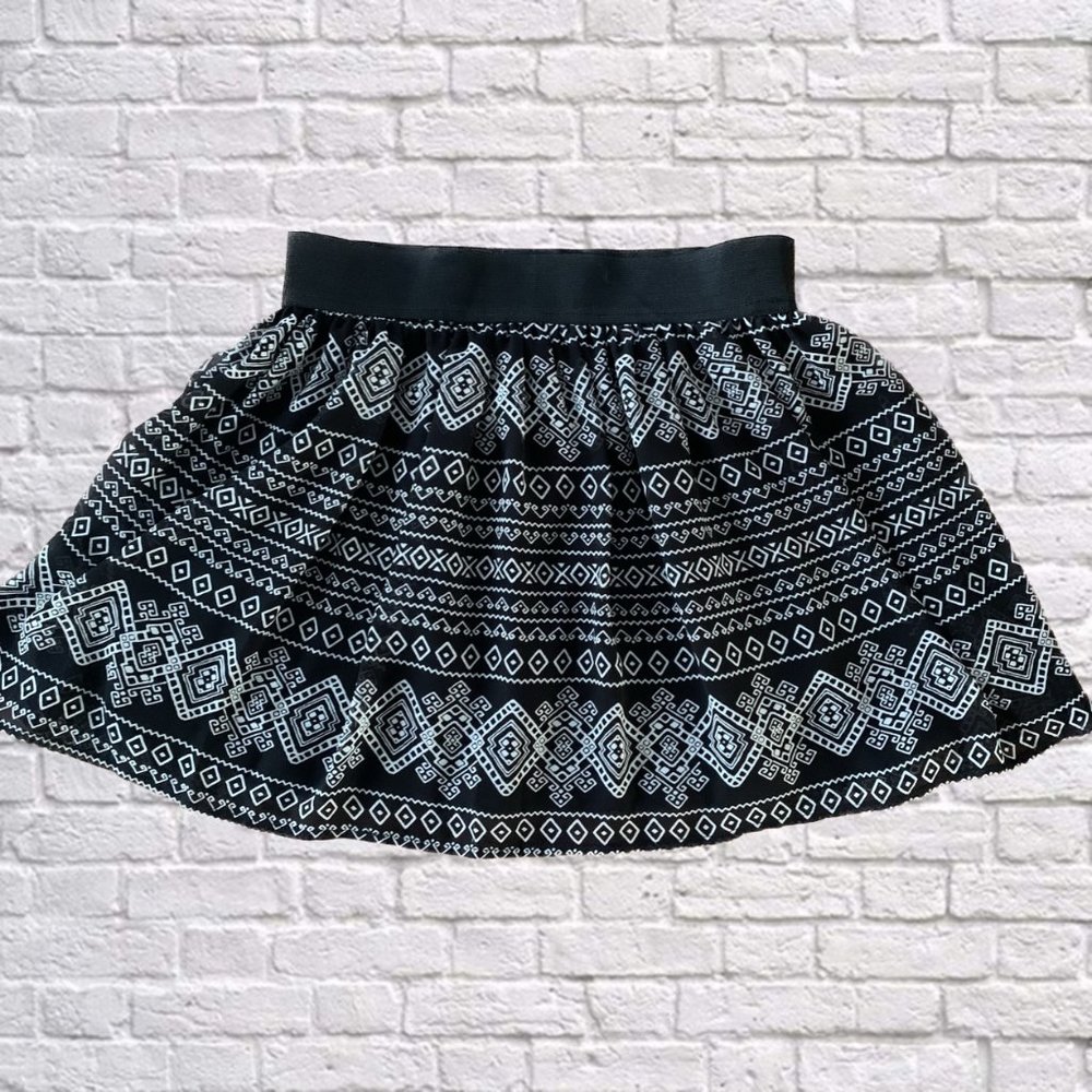 Forever 21 Skirt XS Black & White Geometric Design Elastic Waist